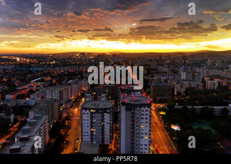 Luftbild des Stadtbildes am Abend mit schönen Sonnenuntergang Stockfoto