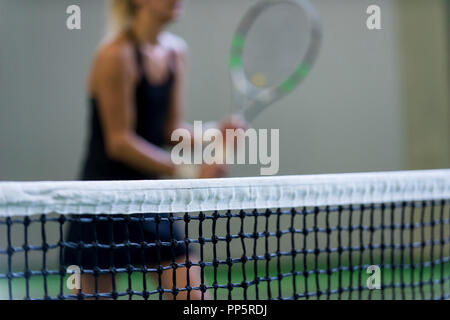 Netz der Tennisplatz auf Blur player Hintergrund. Stockfoto