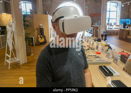 Marseille, FRANKREICH, Mann mit Virtual Reality-Headset im Geschäft, Inside, Einkaufszentrum, Stadtzentrum, Les Docks Village » Stockfoto