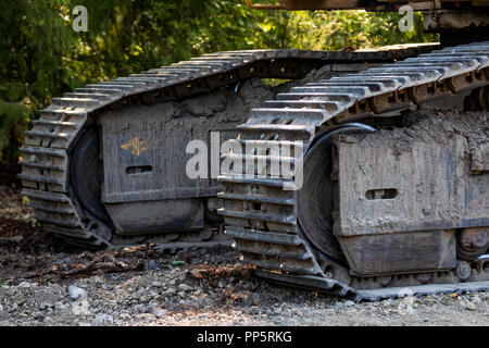 Industrielle Umsetzung stahl Metall Radspuren auf Schmutz Stockfoto