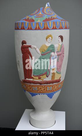 Grabmal geformte Öl Flasche (lekythos) mit Reliefs mit der Darstellung eines Auf Wiedersehen mit drei Frauen eingerichtet. Von Athen. Ca. 330 v. Chr.. Kopieren Sie in der synthetischen Marmor mit rekonstruierten Polychromie. Ny Carlsberg Glyptotek Museum. Kopenhagen. Dänemark. Stockfoto