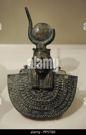 Aegis mit Kopf der Hathor mit Hörnern einer Kuh und Sun disc. Ende der Periode. 26. Dynastie. 550 v. Chr.. Bronze. Neues Museum. Berlin. Deutschland. Stockfoto