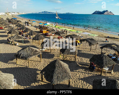Luftaufnahme von mehreren Palapas im Kino Bay in Sonora, Mexiko. Strand. palapa Reiseziel. Die Insel Alcatraz.... Vista aerea de varias Palapas en Stockfoto
