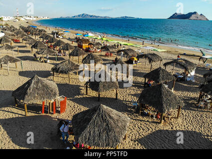 Die Insel Alcatraz. Luftaufnahme von mehreren Palapas im Kino Bay in Sonora, Mexiko. Strand. palapa Reiseziel.... Vista aerea de varias Palapas en Stockfoto