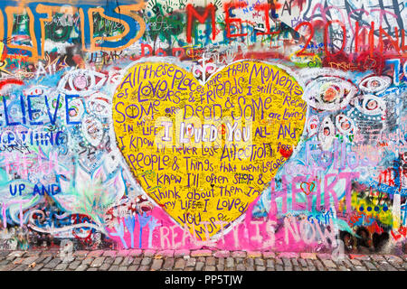Die legendären John Lennon Mauer Gedenkstätte auf der Kleinseite, Prag, Tschechische Republik mit bunten Tribut Graffiti, Gemälde und Zeichnungen Stockfoto