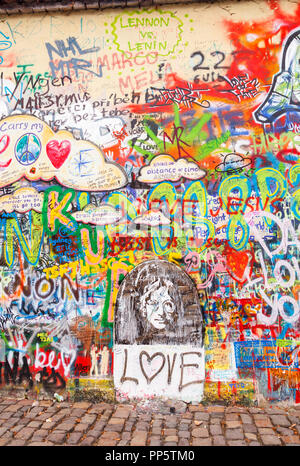 Die legendären John Lennon Mauer Gedenkstätte auf der Kleinseite, Prag, Tschechische Republik mit bunten Tribut Graffiti, Gemälde und Zeichnungen Stockfoto