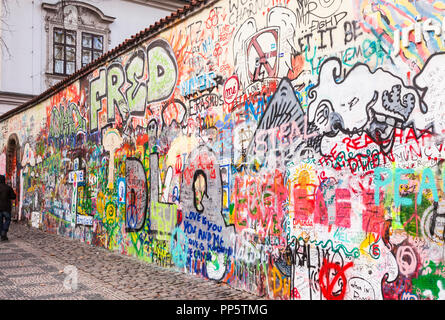 Die legendären John Lennon Mauer Gedenkstätte auf der Kleinseite, Prag, Tschechische Republik mit bunten Tribut Graffiti, Gemälde und Zeichnungen Stockfoto