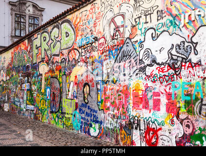 Die legendären John Lennon Mauer Gedenkstätte auf der Kleinseite, Prag, Tschechische Republik mit bunten Tribut Graffiti, Gemälde und Zeichnungen Stockfoto