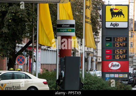 Ein logo Zeichen außerhalb einer Agip Tankstelle Einzelhandel in München, Deutschland, am 25. August 2018. Stockfoto