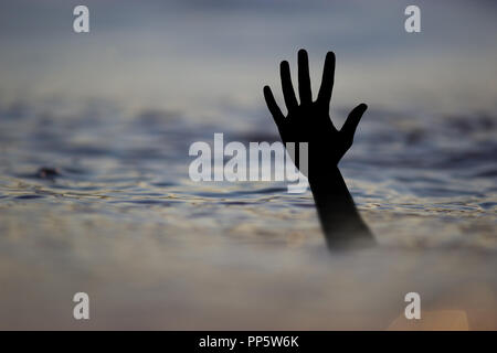 Ertrinkende Opfer, Hand des Ertrinkenden, die Hilfe benötigen. Stockfoto