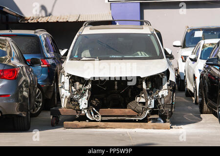Vorderansicht eines abgestürzten und beschädigte Auto auf einem Parkplatz Stockfoto