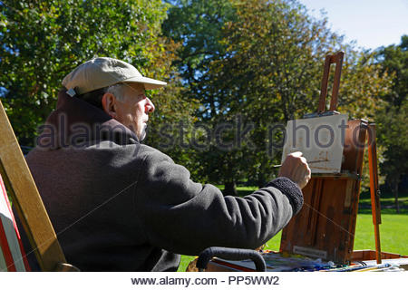 Künstler mit staffelei Malen in Öl im Freien Stockfoto