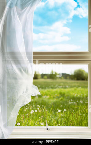 Fenster mit voile Gardinen wehen im Wind und Blick auf die Landschaft öffnen Stockfoto