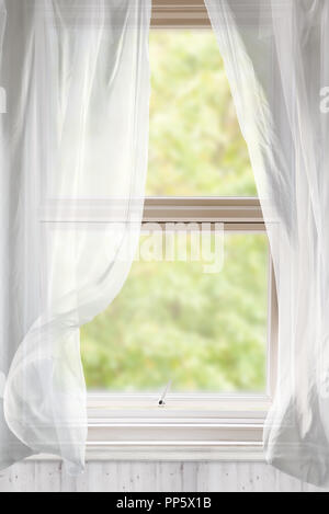 Fenster mit voile Gardinen weht im Wind öffnen Stockfoto