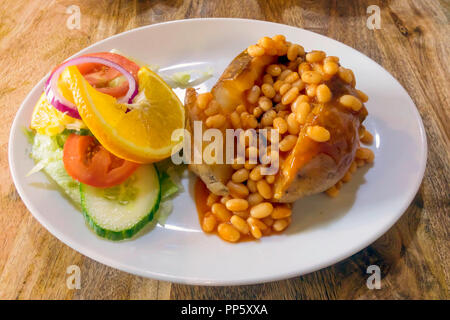 Billiges gesundes Mittagessen Ofenkartoffeln, gebackenen Bohnen und Salat Stockfoto