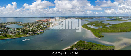 Fort Pierce hat einen Einlass in den Atlantischen Ozean, die Boote zu kommen und vom Meer entfernt. Stockfoto