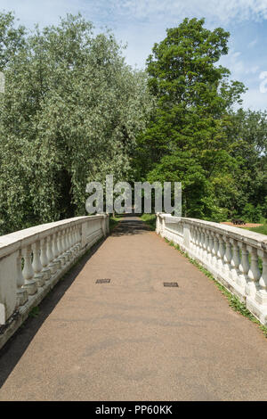 Blick entlang der Brücke über den See mit weißem Stein Säulen im Stanley Park, Blackpool, Lancashire, England, Großbritannien auf einem sonnigen Juni morgen. Stockfoto