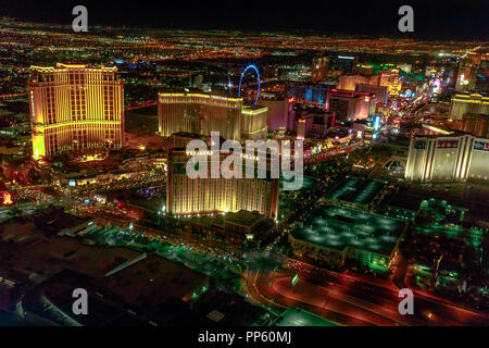 Las Vegas, Nevada, USA - 18. August 2018: Luftbild vom malerischen Flug von Las Vegas Strip bei Nacht. Die Mirage, die venezianische Palazzo, Treasure Island, High Roller Riesenrad Stockfoto