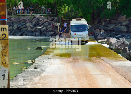 Lkw wattiefe Cahills Überqueren der East Alligator River auf den Arnhem Highway/Oenpelli Straße, Kakadu, Top End, Northern Territory, Australien Stockfoto