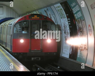 Die Londoner U-Bahn Zug kommt am Leicester Square auf der Piccadilly Line, in Richtung seiner endgültigen Bestimmungsort, Arnos Grove. Stockfoto