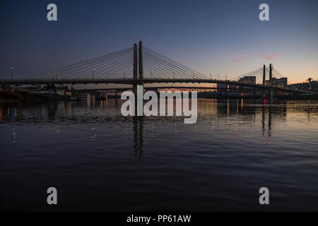 Tillicum Kreuzung Brücke über den Willamette River ist abends beleuchtet. Portland, Oregon Stockfoto