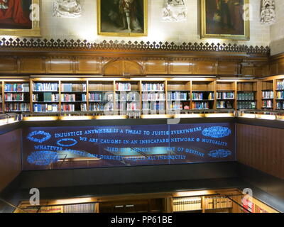 Besucher können sehen, die herrliche Richter' Bibliothek am Obersten Gerichtshof in Parliament Square, London; Erbe Wochenende September 2018 Stockfoto