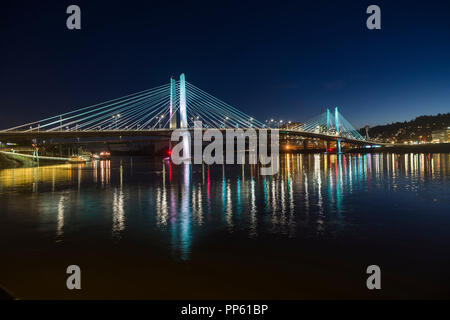 Tillicum Kreuzung Brücke über den Willamette River ist abends beleuchtet. Portland, Oregon Stockfoto