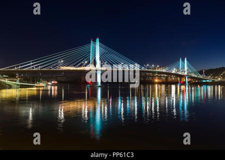 Tillicum Kreuzung Brücke über den Willamette River ist abends beleuchtet. Portland, Oregon Stockfoto