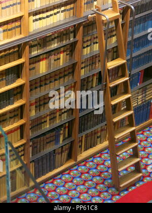 Besucher können sehen, die herrliche Richter' Bibliothek am Obersten Gerichtshof in Parliament Square, London; Erbe Wochenende September 2018 Stockfoto