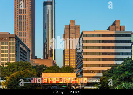 Die aufgehende Sonne beleuchtet Downtown Atlanta, Georgia wie am frühen Morgen Pendler der Stadt auf Andrew Young International Boulevard ein. (USA) Stockfoto