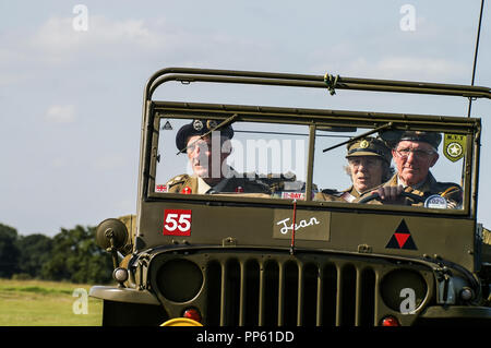 Zweiten Weltkrieg Krieg Jeep namens Jean mit Offizier re-Enactor und Treiber im Militär Kostüm Stockfoto