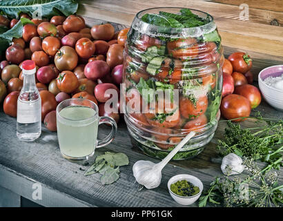 Gesalzene Tomaten im Glas. Neben Tomaten, Gewürze, Essig, Salz Stockfoto