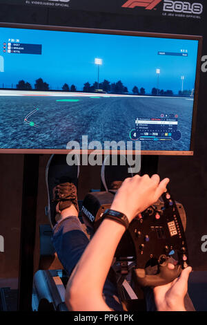 Besucher im Fahrsimulator F1 2018 die weltweit größte Messe für Computer- und Videospiele der Gamescom in Köln am 24.8.2018 Stockfoto