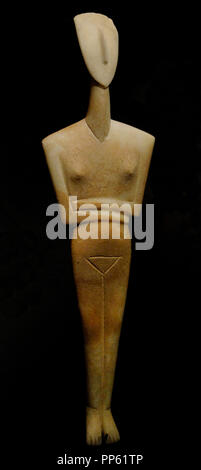 Im kykladischen Kultur. Weibliche Figurine des Dokathismata Vielfalt. Anfang der Kykladen II. Syros Phase. 2800 v. Chr.-2300 v. Chr.. Marmor. Frühe Bronzezeit. Schöpfer: Ashmolean Master. Abmessungen: h: 39,1 cm. Museum für Kykladische Kunst in Athen, Griechenland. Stockfoto