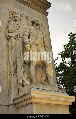 New York City, NY; Juni 2017: ein George Waschen Statue mit den Washington Arch im Washington Square Park, NYC Stockfoto