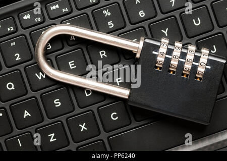 Zahlenschloss auf einer PC-Tastatur. Online Sicherheitskonzept. Stockfoto