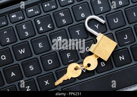 Entriegelt Schloss auf einer PC-Tastatur. Online Sicherheitskonzept. Stockfoto