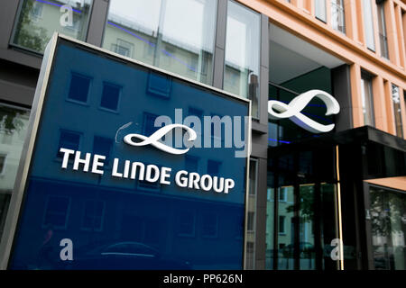 Ein logo Zeichen außerhalb der Unternehmenszentrale der Linde Group in München, Deutschland, am 2. September 2018. Stockfoto