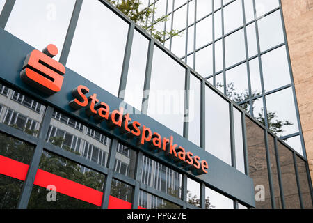 Ein logo Zeichen außerhalb des Hauptsitzes der Stadtsparkasse München in München, Deutschland, am 2. September 2018. Stockfoto