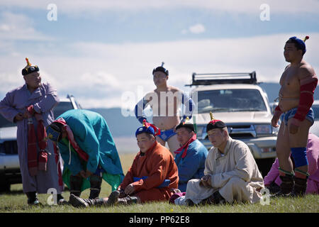 Mongolischen Ringkämpfer beim Tennisturnier am Naadam Festival, Khatgal, Mongolei Stockfoto