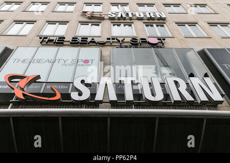 Ein logo Zeichen außerhalb des Saturn elektronik Store in München, Deutschland, am 2. September 2018. Stockfoto