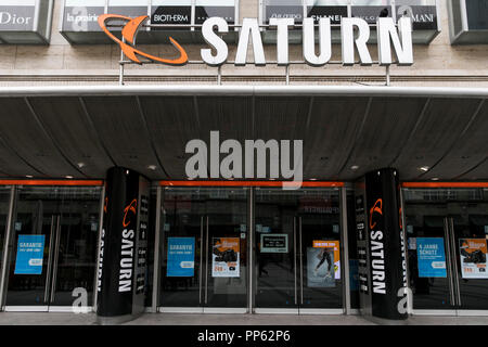 Ein logo Zeichen außerhalb des Saturn elektronik Store in München, Deutschland, am 2. September 2018. Stockfoto