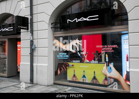 Ein logo Zeichen außerhalb eines MAC Cosmetics Store in München, Deutschland, am 2. September 2018. Stockfoto