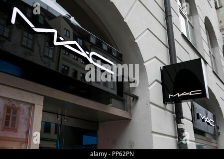 Ein logo Zeichen außerhalb eines MAC Cosmetics Store in München, Deutschland, am 2. September 2018. Stockfoto