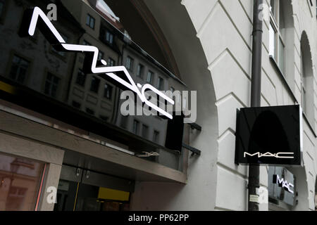 Ein logo Zeichen außerhalb eines MAC Cosmetics Store in München, Deutschland, am 2. September 2018. Stockfoto