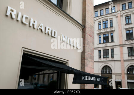 Ein logo Zeichen au erhalb eines Richard Mille Store in M nchen