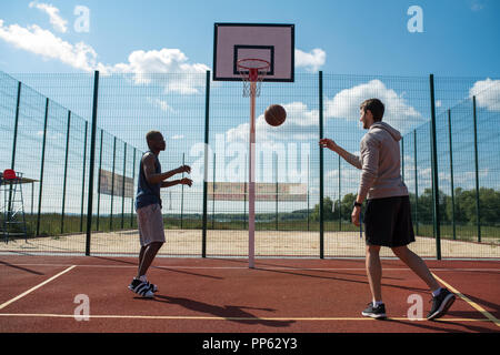 Zwei Männer spielen Basketball im Freien Stockfoto