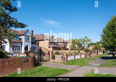 Freistehende Häuser auf Ashford Road, Laleham, Surrey, England, Vereinigtes Königreich Stockfoto