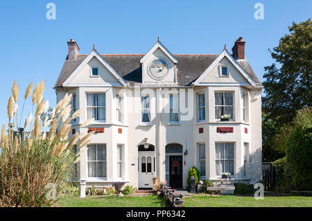 Haus durch die Themse, Thames Seite, Chertsey, Surrey, England, Vereinigtes Königreich Stockfoto