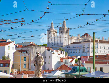 Lissabon, bunte Straßen von Alfama Stockfoto